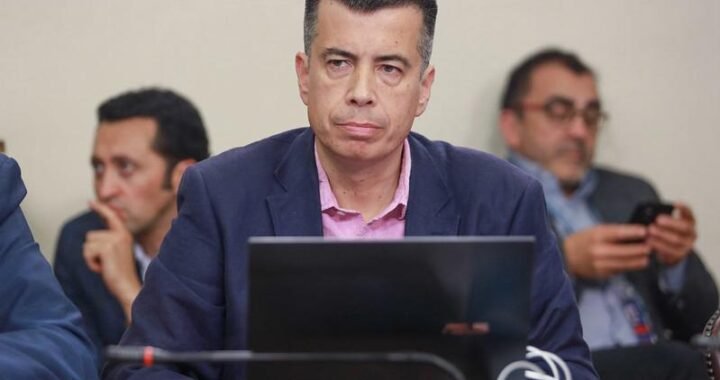 Diputado Andrés Celis desafía inadmisibilidad de querella contra Karol Cariola y anuncia apelación
